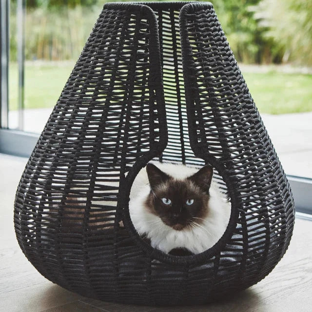 Das Perla Katzenbett in der Farbe Anthrazit mit stilvollem 360 Grad Schutz. Besonders geeignet für anspruchsvolle und ängstliche Katzen