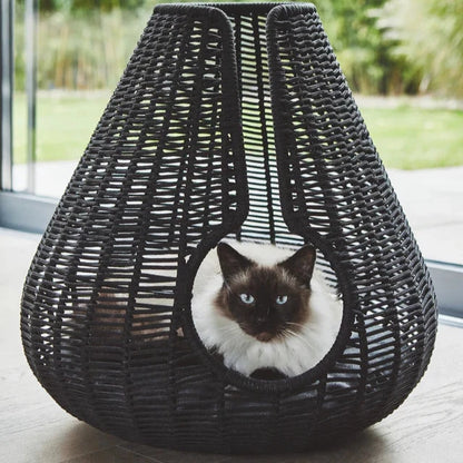 Das Perla Katzenbett in der Farbe Anthrazit mit stilvollem 360 Grad Schutz. Besonders geeignet für anspruchsvolle und ängstliche Katzen