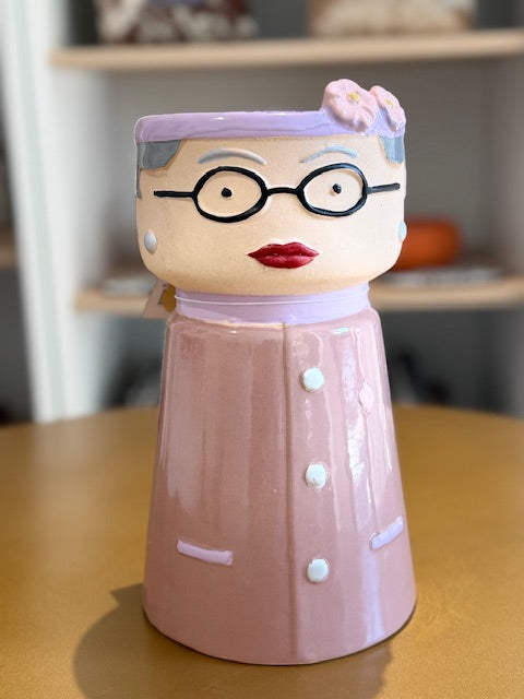 Handbemalte Keramik Vase "Madame Rose". Stilvolle Figur mit Brille, graues Haar mit Blumenkranz und trägt einen Mantel.